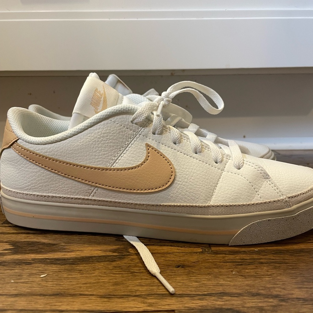 Nike Women's Sneakers White and Tan